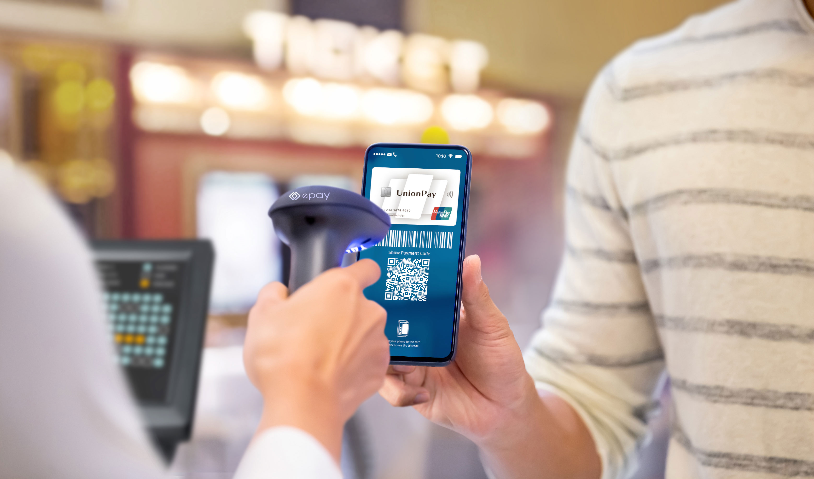 This image shows how a customer can pay with a QR code in the UnionPay App at an epay point of sale in a retail store.