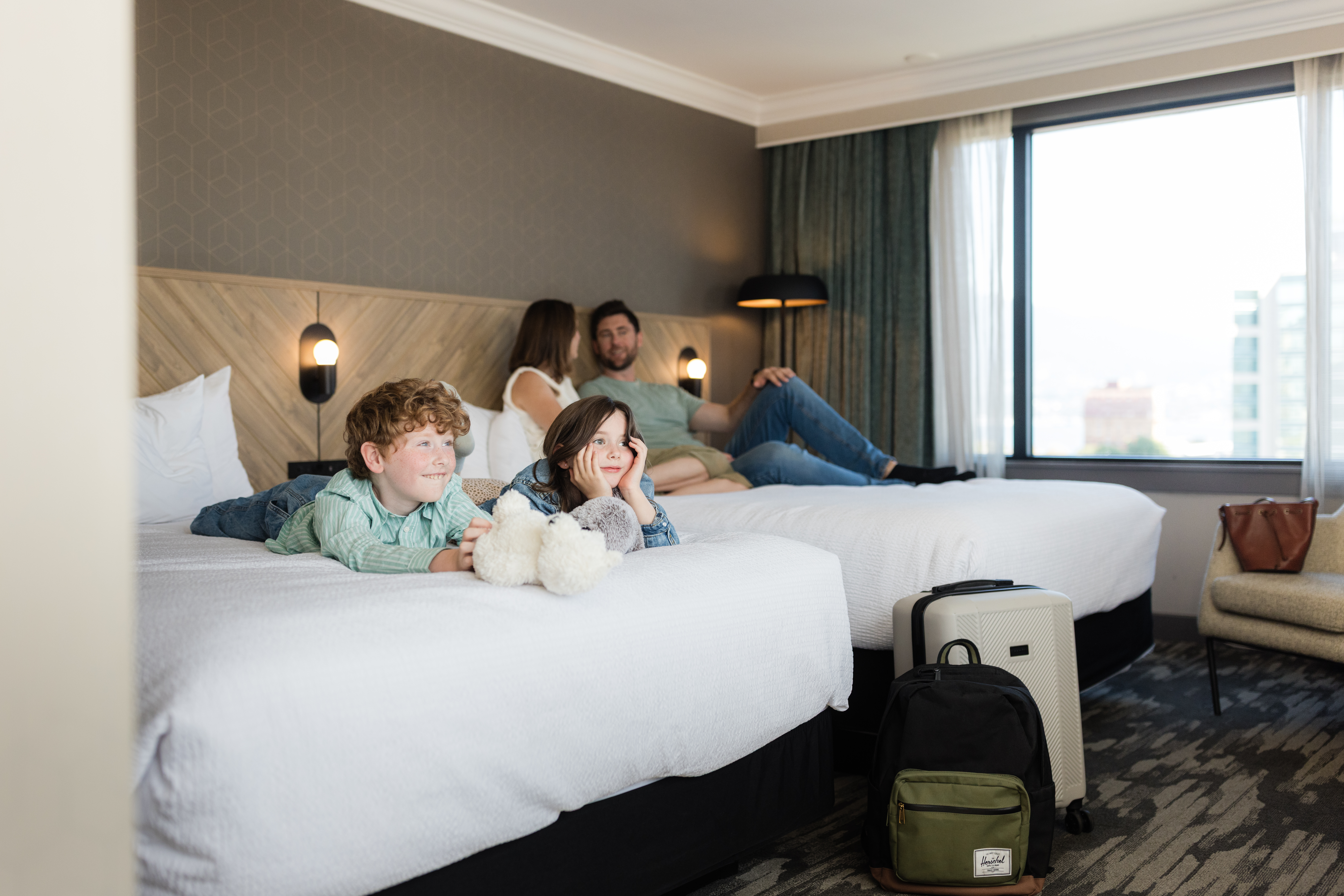 Family enjoying Sandman Signature Vancouver Downtown Room