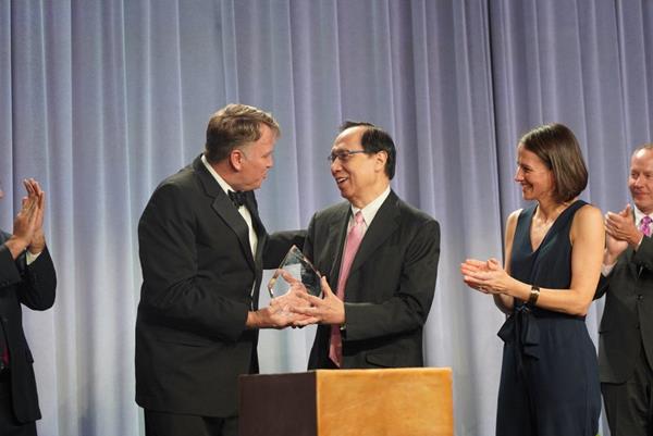 Atlas Network CEO Brad Lips and Heather Templeton Dill (president of John Templeton Foundation) present Calixto V. Chikiamco of the Foundation for Economic Freedom in the Philippines with the 2019 Templeton Freedom Award for their work to end restrictions on agricultural land patents, liberating billions of dollars in land values and potentially transforming the country’s entire agricultural sector. The award, which carries a cash prize of $100,000, was presented at Atlas Network’s gala Freedom Dinner on November 7.