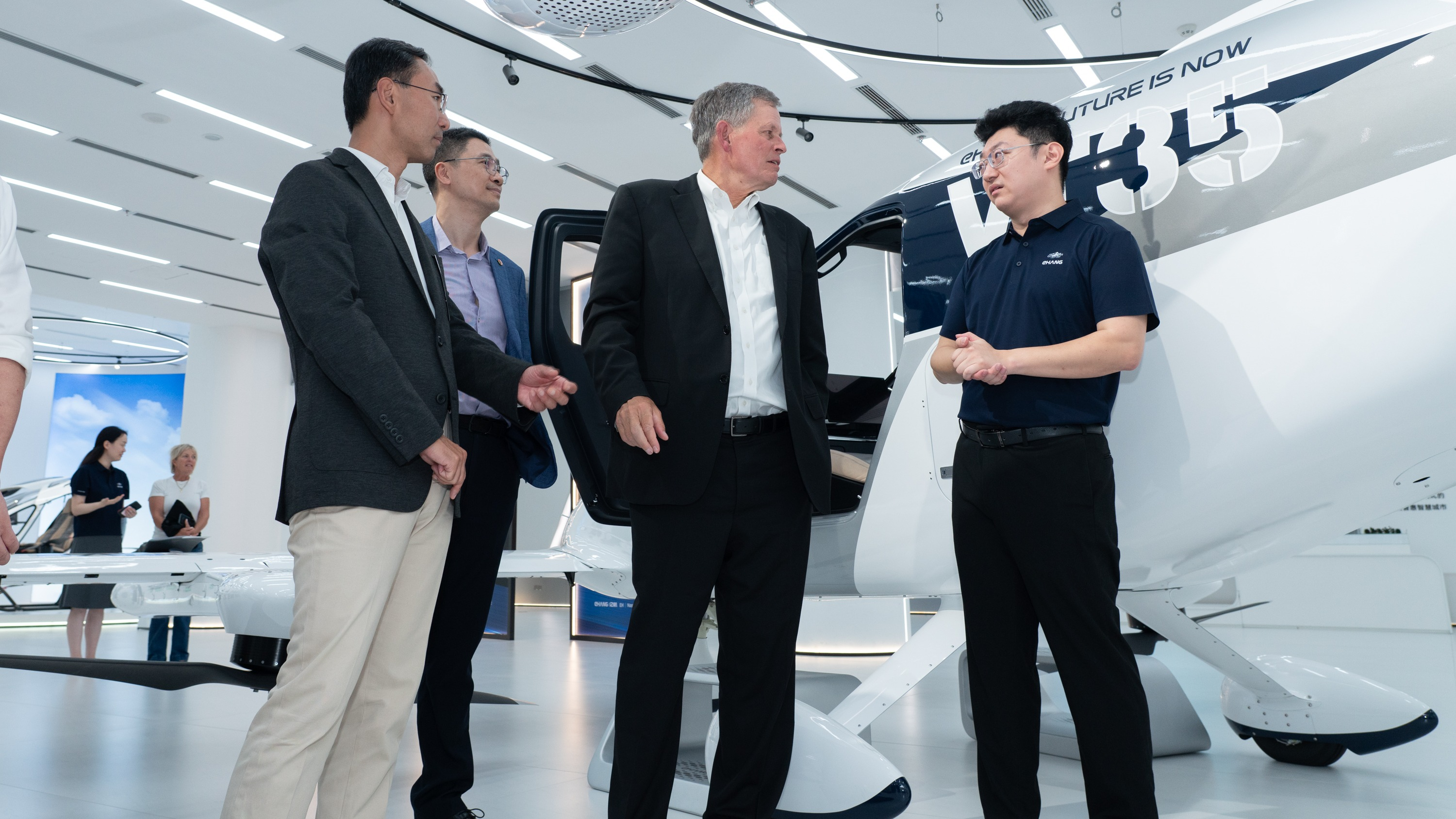 The delegation tours EHang’s exhibition hall and watches EH216-S flights