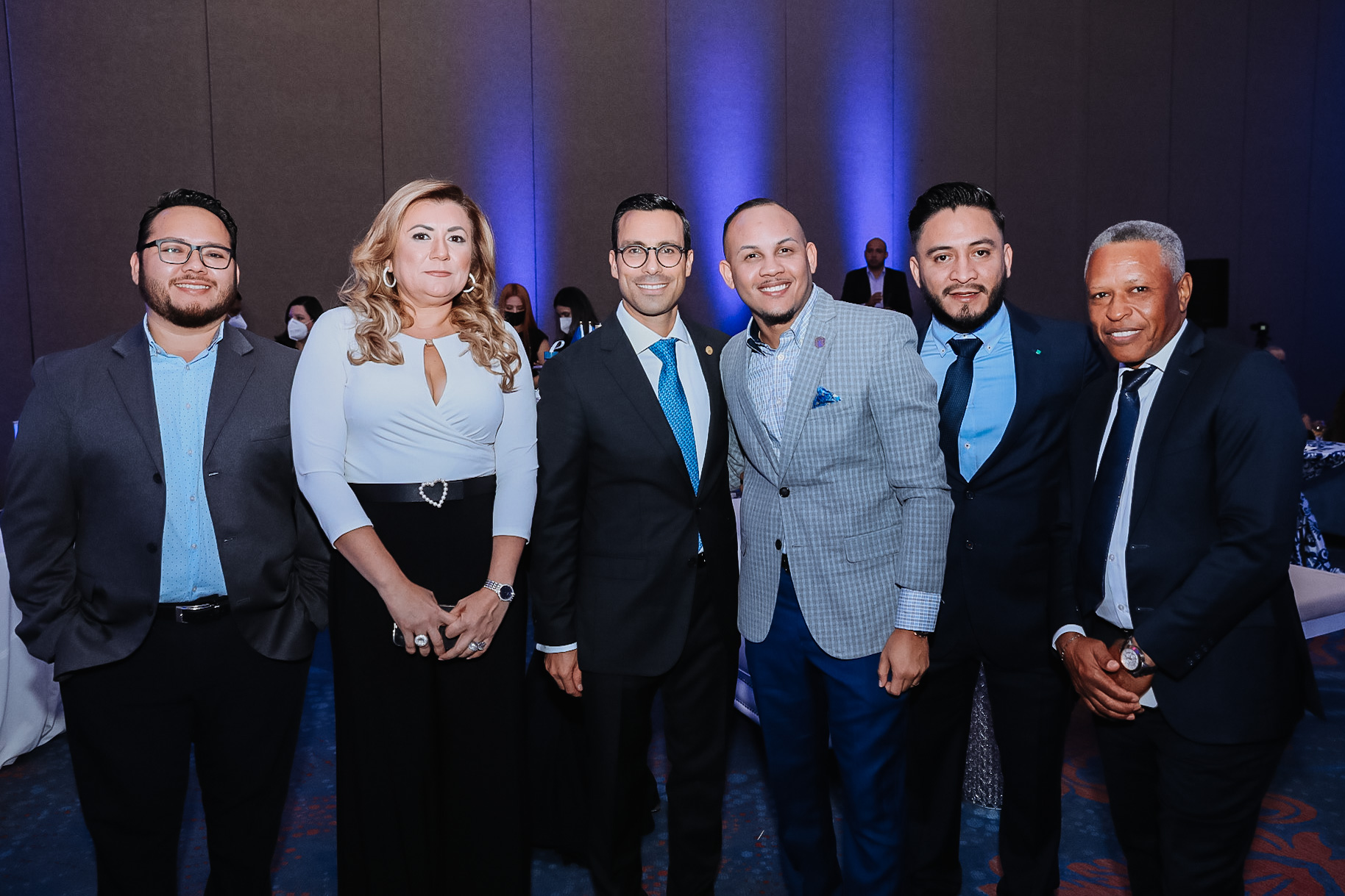 Jairo Gonzalez à la rencontre amicale entre le Salvador et l'Israël avec les invités d'honneur.