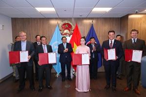 The Honorable Phạm Minh Chính, Prime Minister of Vietnam witnessed the signing of two agreements during the United Nations General Assembly in NY. Depicted is the agreement is between the Port of Los Angeles and Hai Phong City People’s Committee and included Energy Capital Vietnam, Saigontel, and Kinh Bac City Development Holding Corporation, related to development opportunities for the Nam Do Son General Port Project in Hai Phong City.