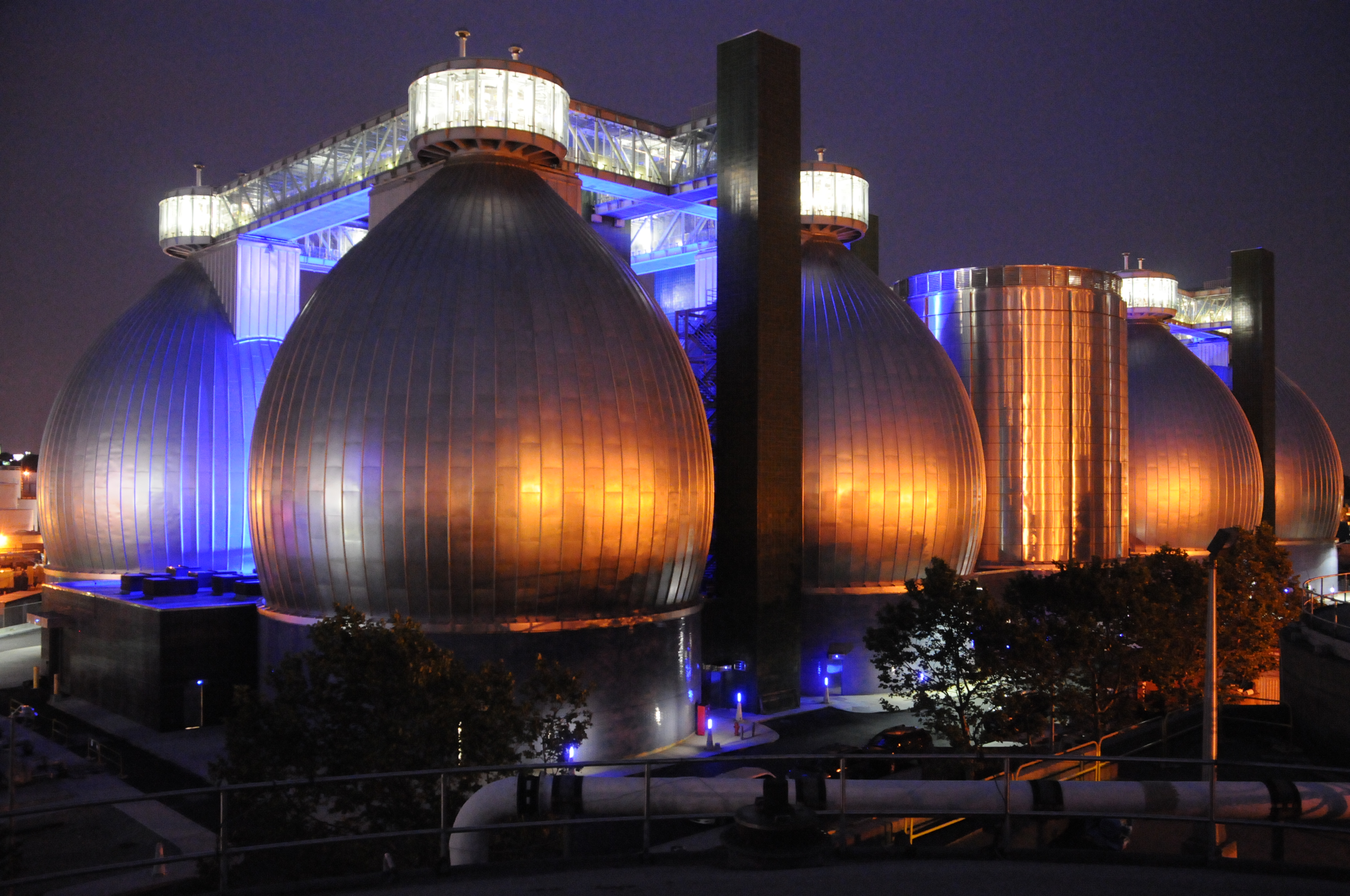 A program led by Andrea Silverman, professor of civil and urban engineering at the NYU Tandon School of Engineering, will standardize methods and develop quality controls at the NYC DEP’s laboratory at the Newtown Creek Wastewater Resource Recovery Facility in Brooklyn, to routinely evaluate samples from NYC’s 14 wastewater treatment plants. 