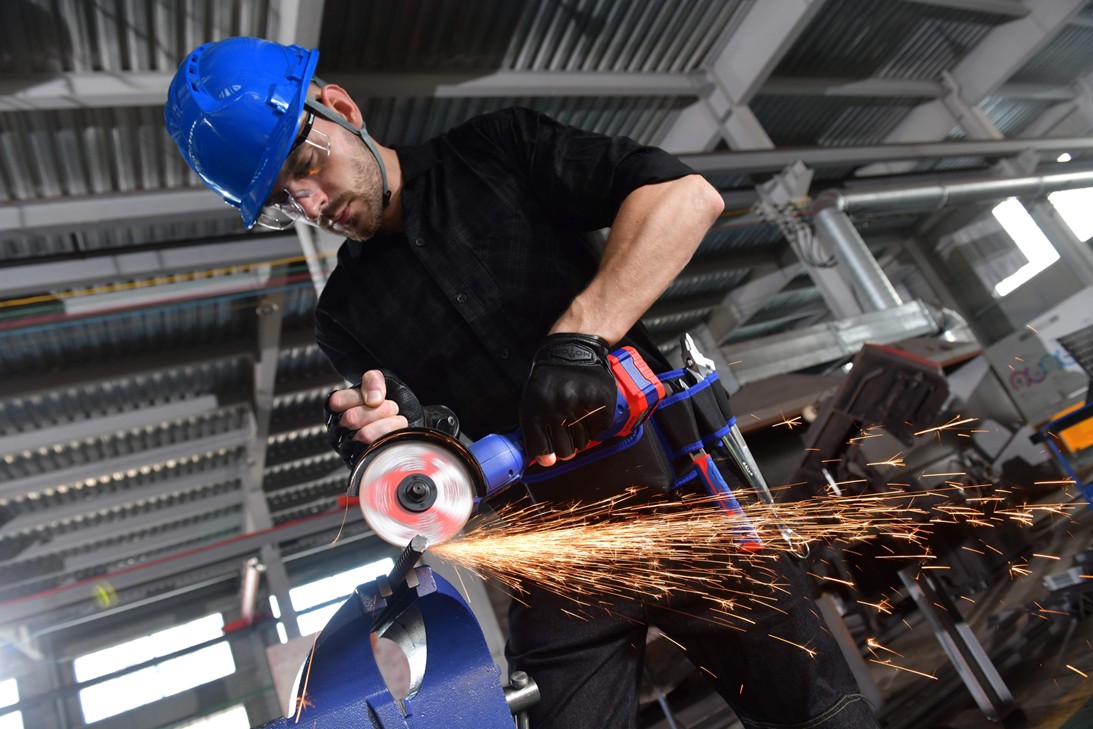 Handwerker, die mit SALI-Werkzeugen arbeiten