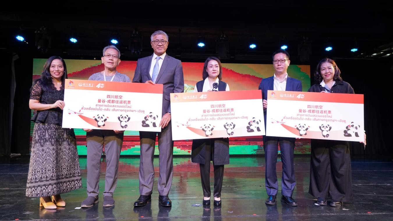 Group photo with lucky audience members at the event