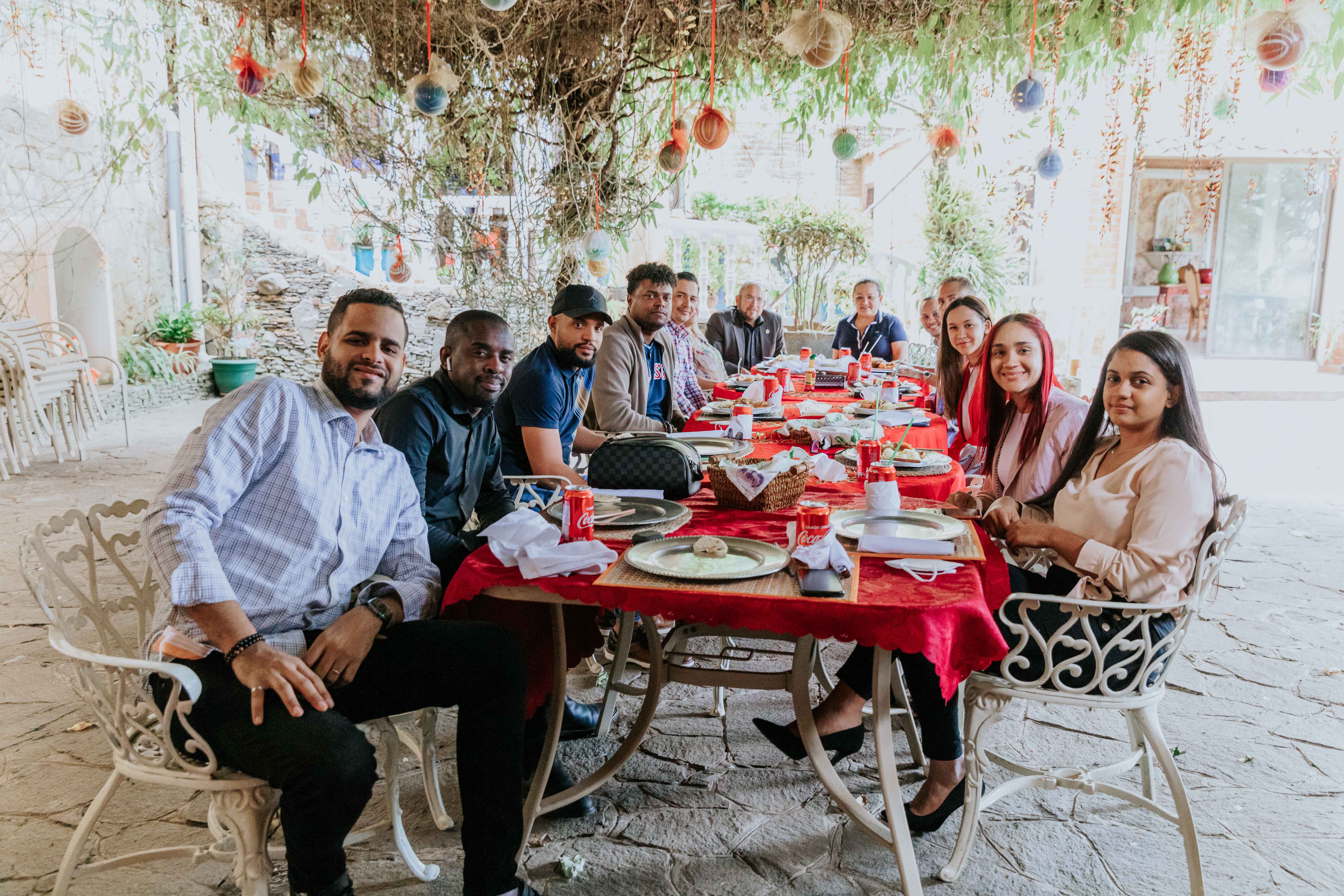 Pour leur première venue au Salvador, Jairo Gonzalez, PDG de Harvest Trading Cap, accompagné du directeur exécutif lic. Gregorix Polanco et son entourage, sont bien accueillis.