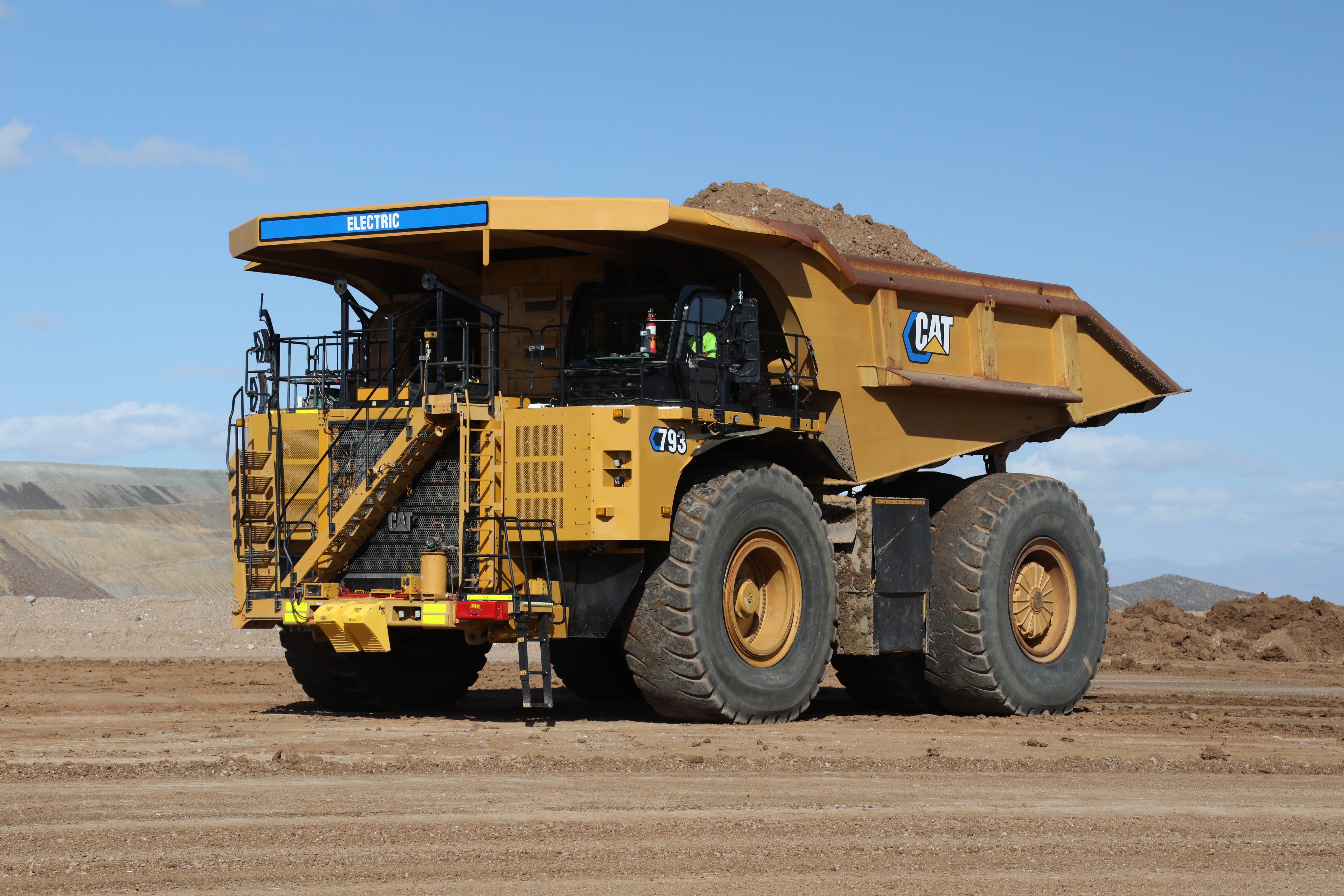 CAT battery-electric haul truck 