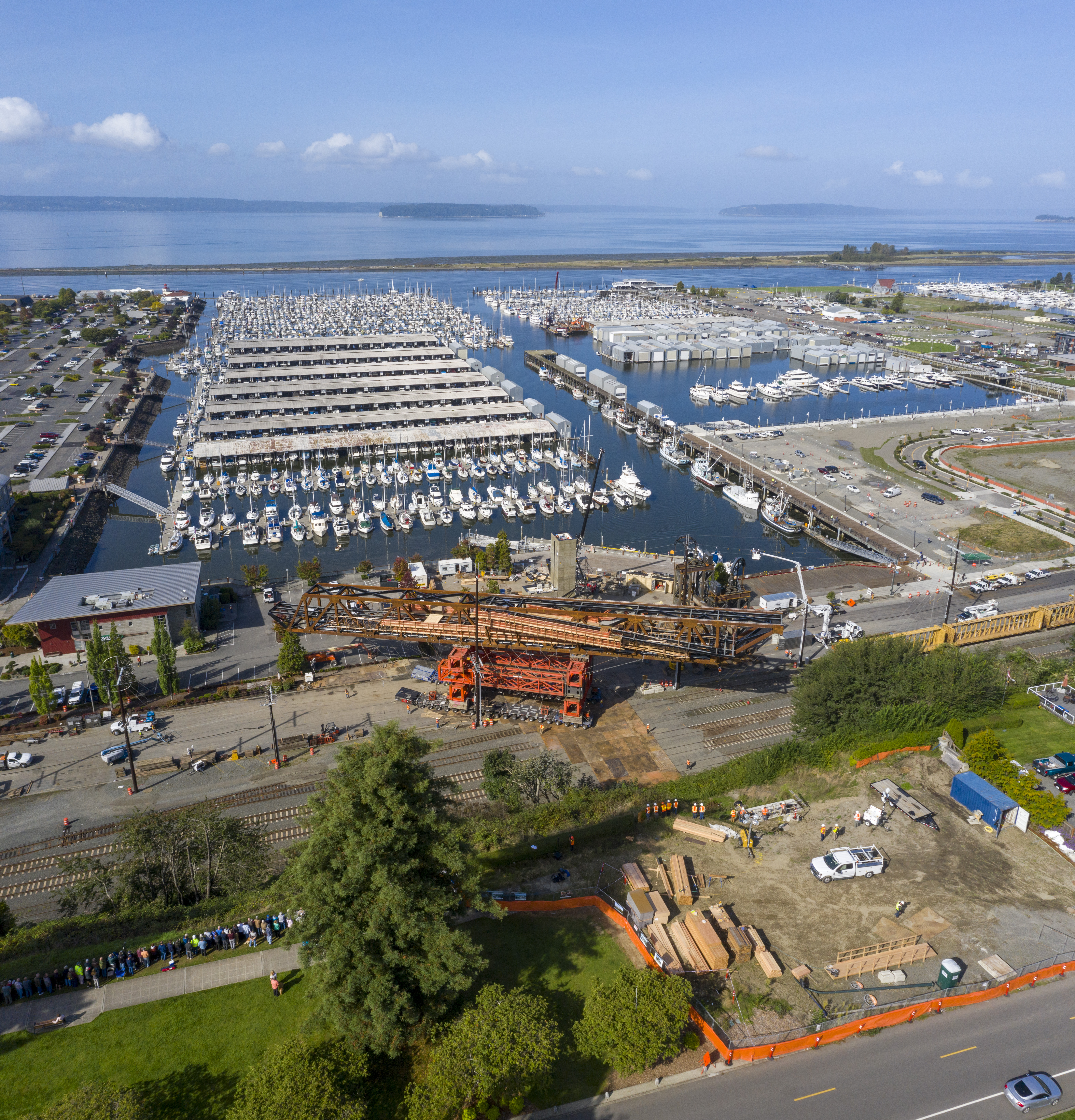 Construction installation of the Everett Grand Avenue Pedestrian Bridge with a view of the waterfront. Image copyright Adam Hunter/LMN Architects.