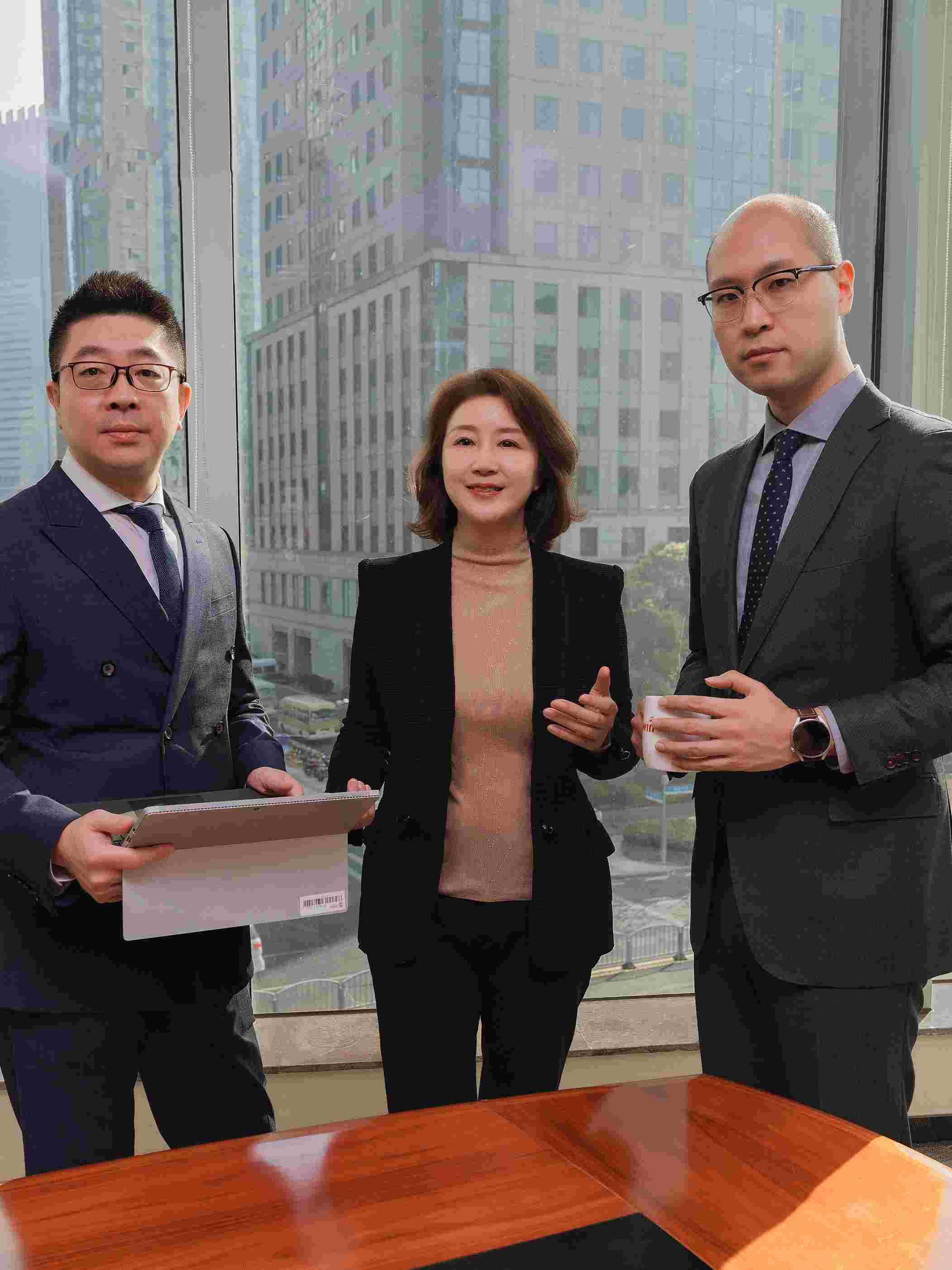 Hywin’s CTO Hua Zhu (right), CEO Madame Wang Dian (center)