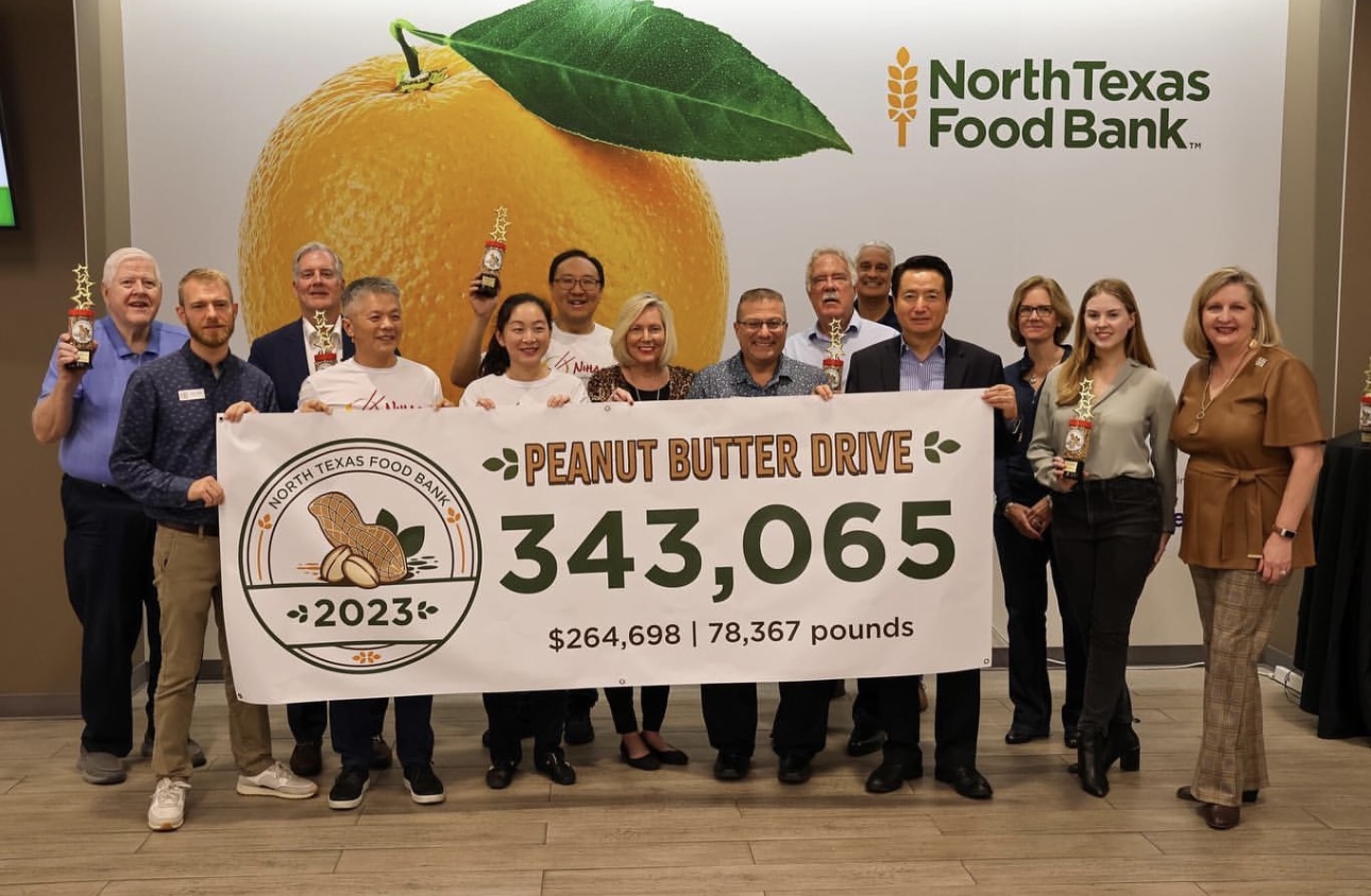 (Left to right) Ron Johnson, Latter-Day Saints; Johnny Jenkins, NTFB; John Muns, Mayor of Plano; Bing Xie; Ying Jia; and James Huang, Nihao; Julie Wilmoth and Eric Hoyle, Heritage Ranch Neighborhood; Henry Lessner, Mayor of Fairview; John Roberts, NTT DATA; David Gu, Nihao; Kathy Warman, and Alex Steele, NTT DATA; and Trisha Cunningham, NTFB.