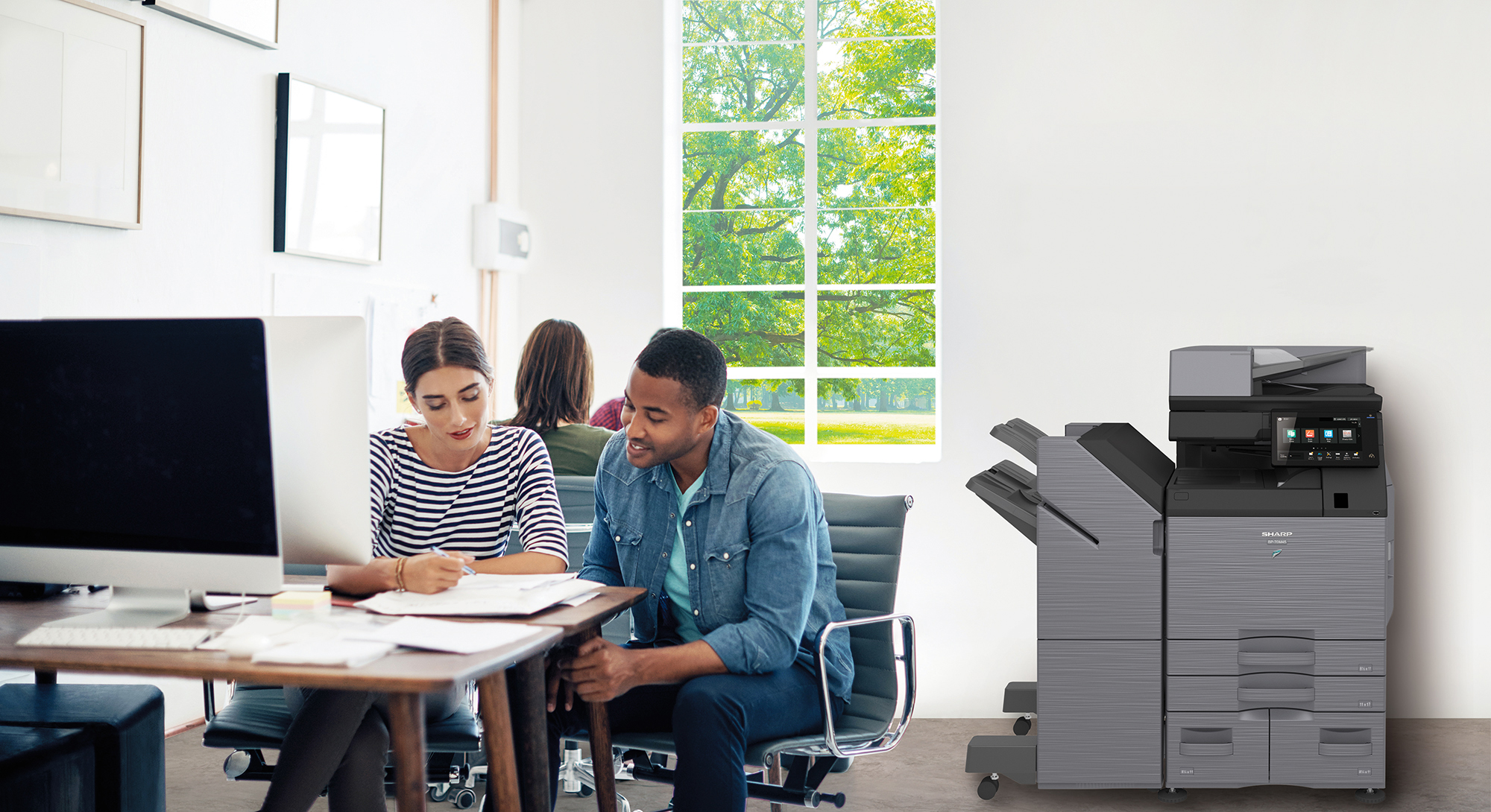 Le fini neutre en gris sont autant de détails contemporains qui ajouteront une touche d’élégance à n’importe quel bureau.