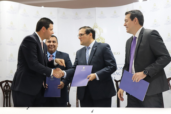 Luis José Kafie of Azunosa; Lisandro Rosales Chancellor of the Republic; and Carlos Madero Minister of Labor, after signing the agreement.