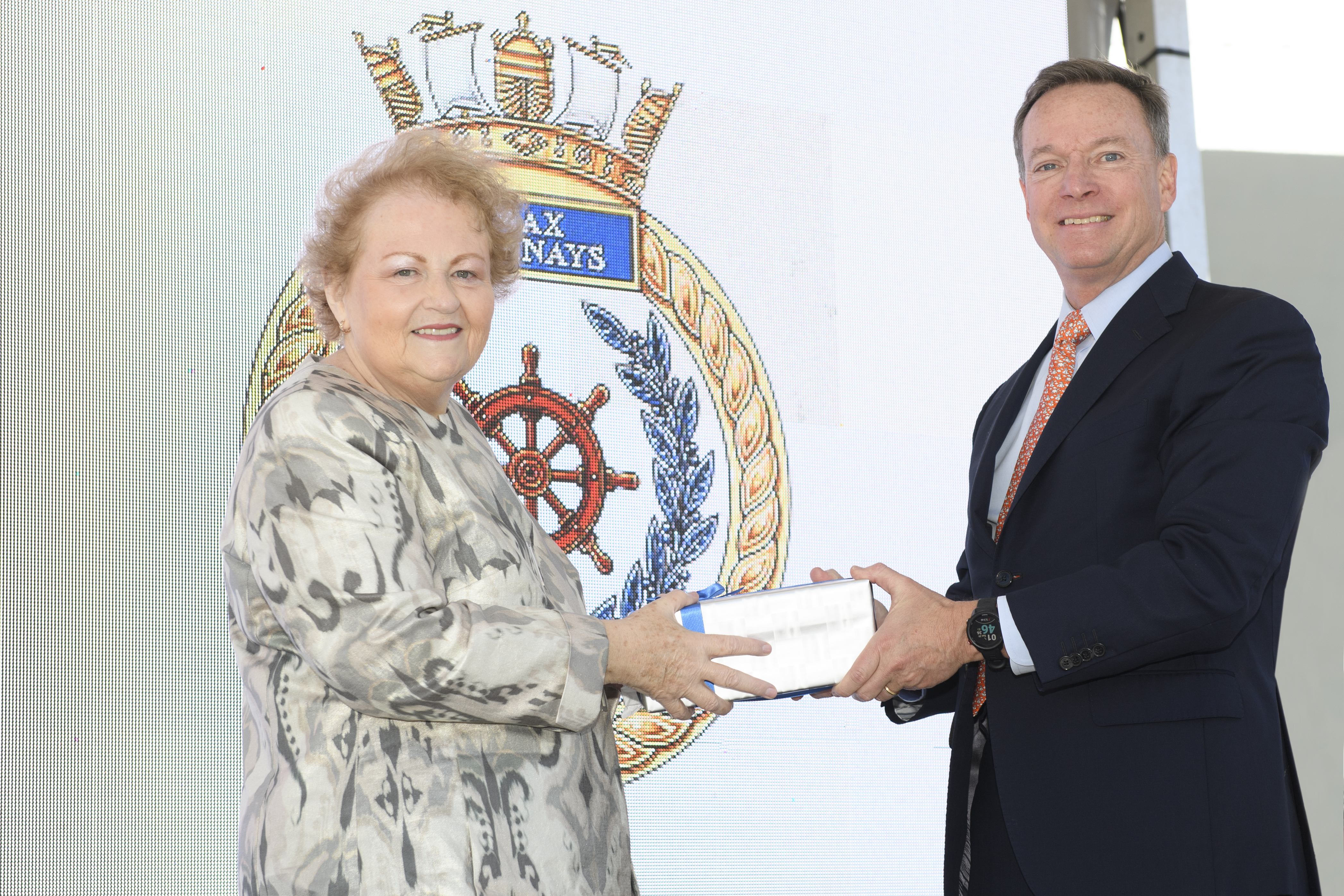 Allyson Brooke, la co-promotrice du NCSM Margaret Brooke, et Kevin Mooney, président d'Irving Shipbuilding