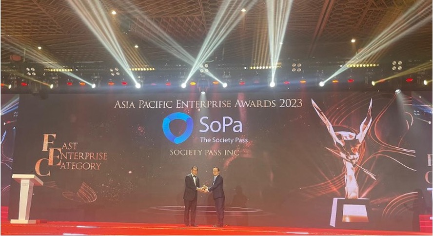 SoPa CFO, Tan Yee Siong, accepting Fast Enterprise Award for E-Commerce