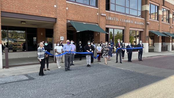 START clinic team members gather outside of the facility to ceremonially cut the ribbon to an innovative one-stop clinic for vulnerable patients with mental health and substance use disorders in York, Pa.