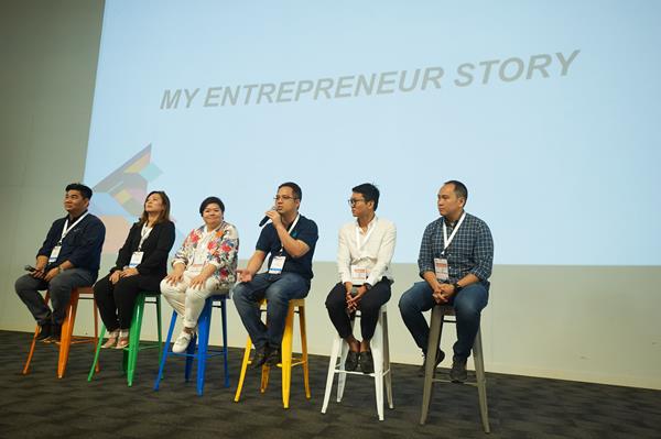 Malaysian entrepreneurs share about their business achievements with other participants during the first Asian reunion hosted by Alibaba Business School