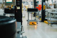 An autonomous mobile robot, directly connected to Continental’s digital order system, transports a tire to the curing press using a trolley.