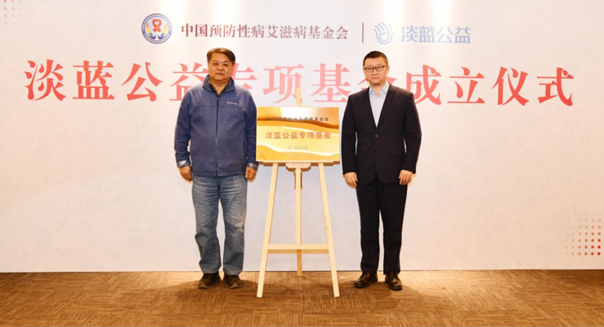Sun Xinhua and Geng Le at the unveilling ceremony