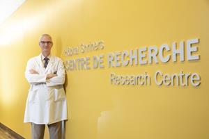 Professor René St-Arnaud, PhD, in front of the Research Centre.