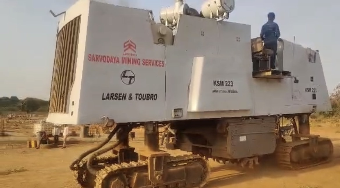 Image 3: Surface Miner Arriving on Site