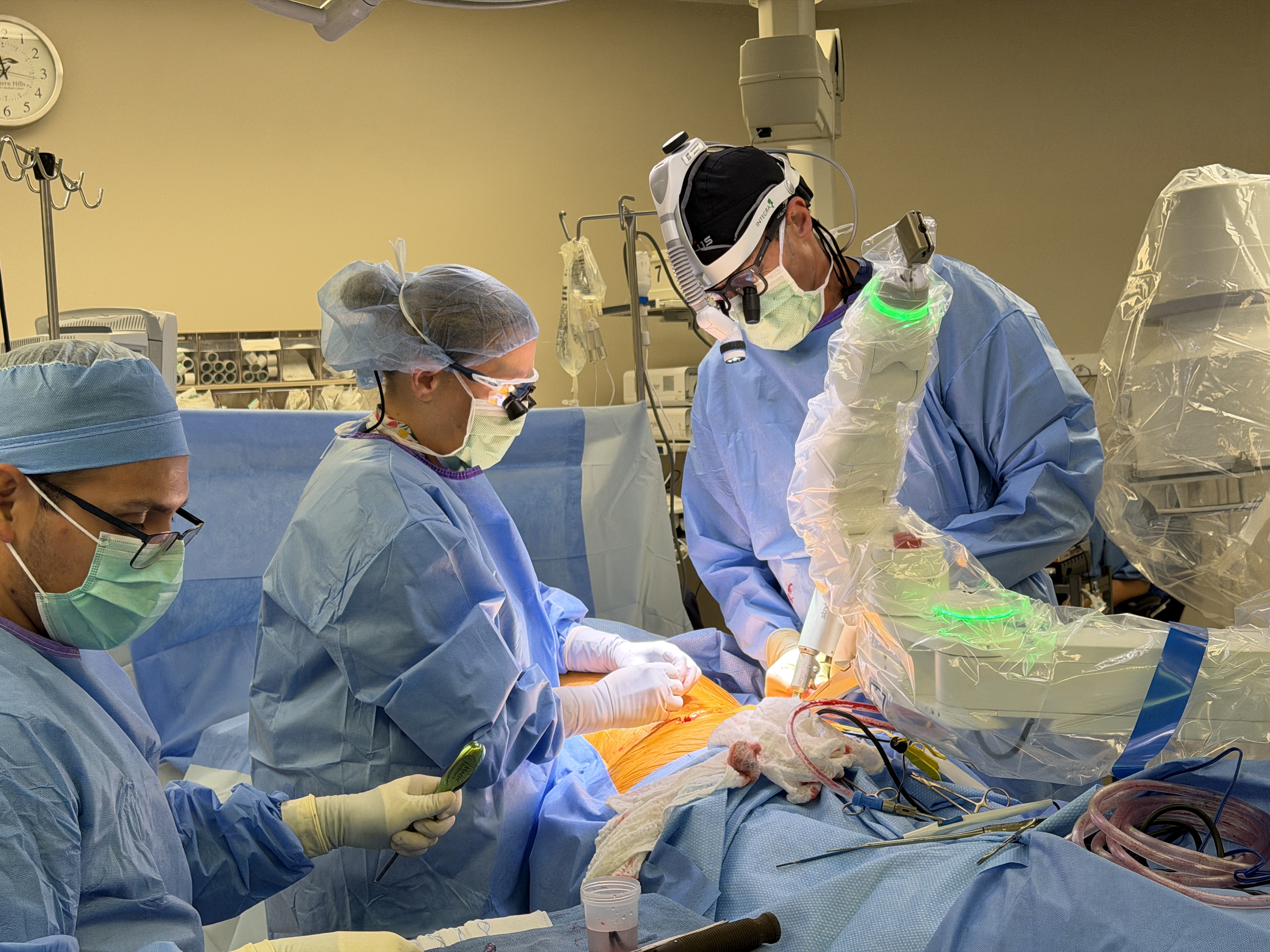 Dr. Kornelis Poelstra performing a robotic-assisted spine surgery at The Robotic Spine Institute of Las Vegas.