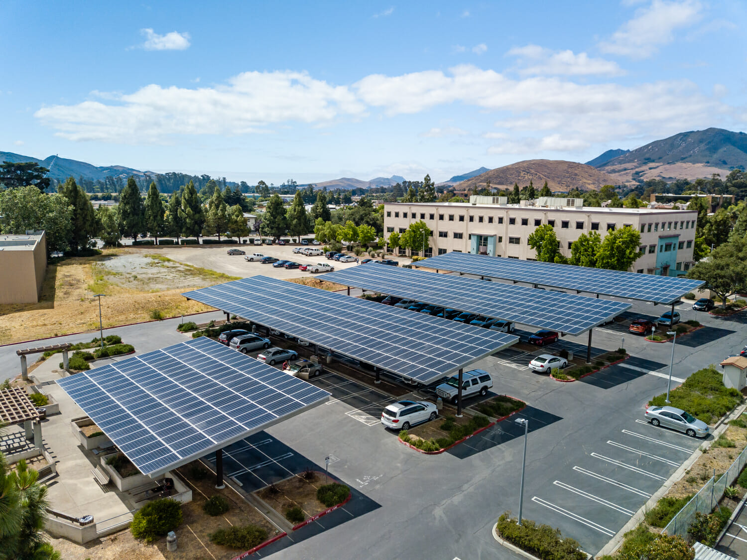 ForeFront Power completed two projects for the County of San Luis Obispo, including a 326-kilowatt (kW) solar parking canopy at the Department of Social Services. The two projects will generate over 850,000 kilowatt-hours of renewable energy per year – replacing an additional 625 metric tons of CO2 emissions, equivalent to removing 135 passenger vehicles from the road each year.