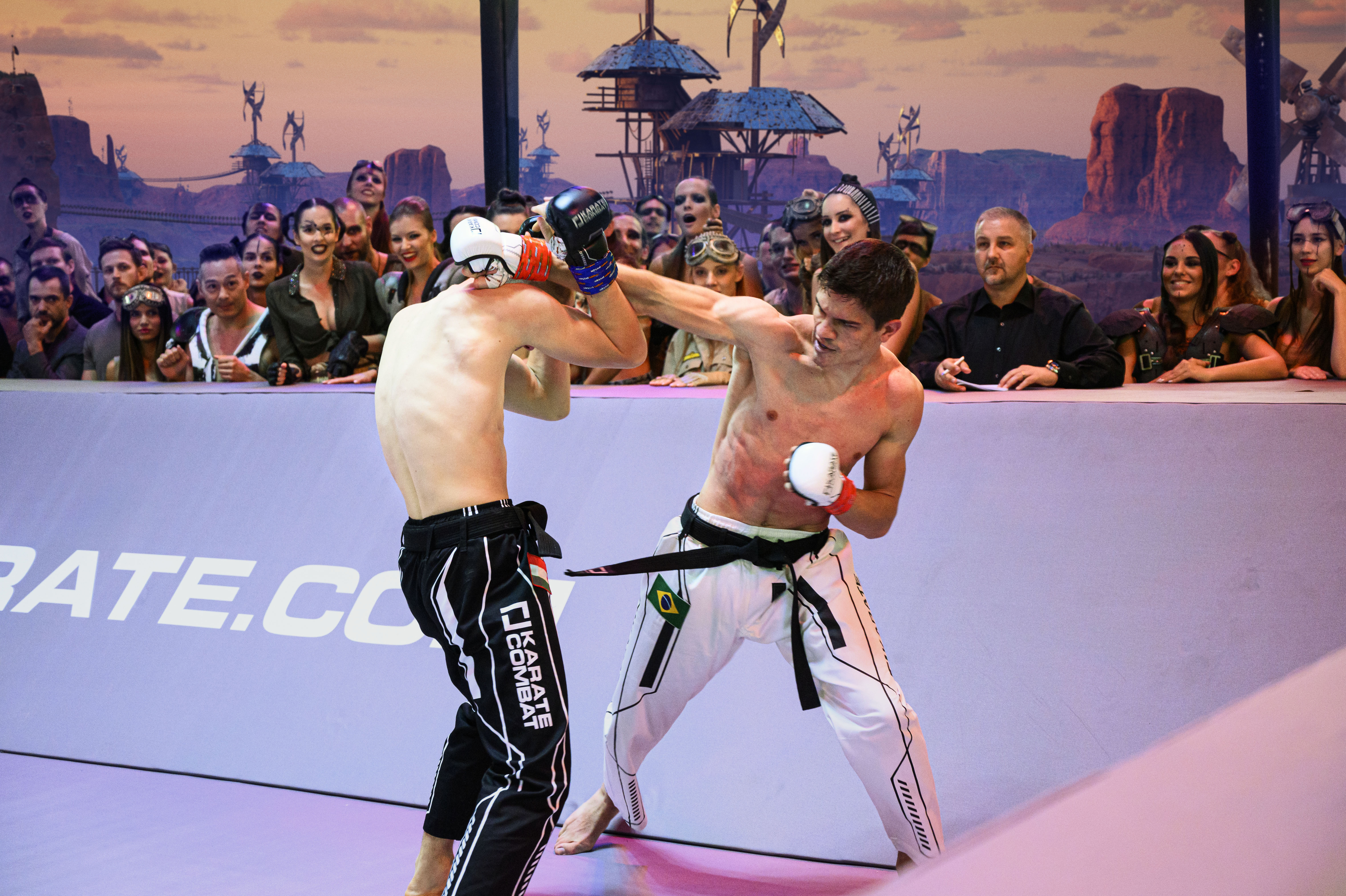 GOL is bringing Karate Combat to Spain! Every Sunday night the world's top athletes, including Spanish champions, will compete full contact in the Fighting Pit, set in a virtual world created by Epic Games' Unreal Engine. Watch on GOL and find out more about Karate Combat at karate.com.