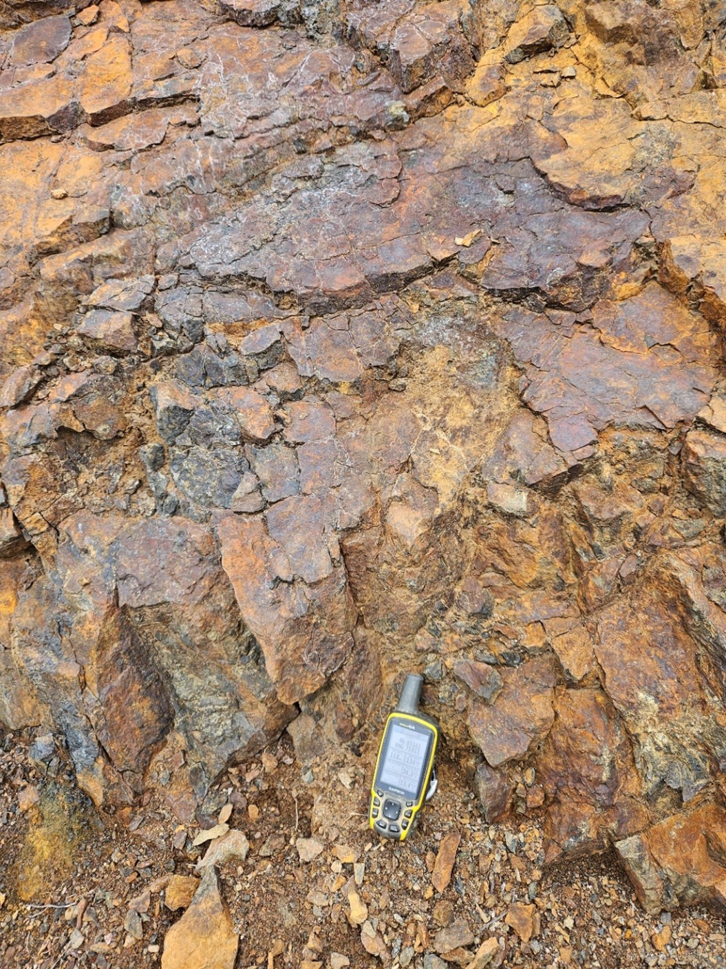 Newly exposed sulphide outcrop grading 0.91 g/t gold.