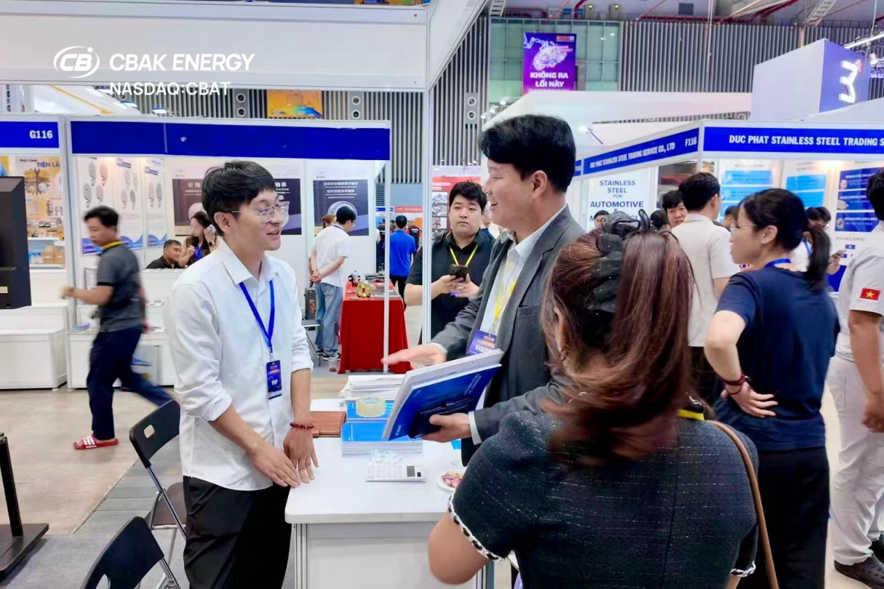 Kane Li, Overseas Sales Manager at CBAK Energy, engages in in-depth procurement discussions with local industry professionals.