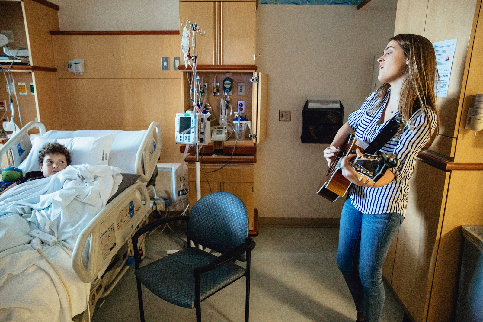 Volunteer Musician Alana Springsteen performs for pediatric patients during the Musicians On Call Bedside program.