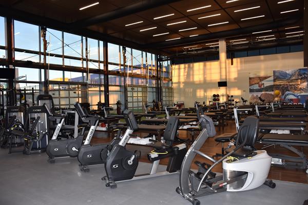 The new orthopedic and sports performance medicine center in south Metro Denver includes six operating rooms and additional treatment facilities, orthopedic clinic rooms, advanced imaging including MRI and radiology, state-of-the-art rehabilitation and sports performance training center that includes indoor and outdoor turf tracks,
and human motion analytics for performance and injury prevention training.