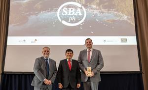 Kevin Benning (right), Senior Vice President, Chief Operating Officer at City of Dreams Manila receiving the 2019 Sustainable Business Awards in Philippines