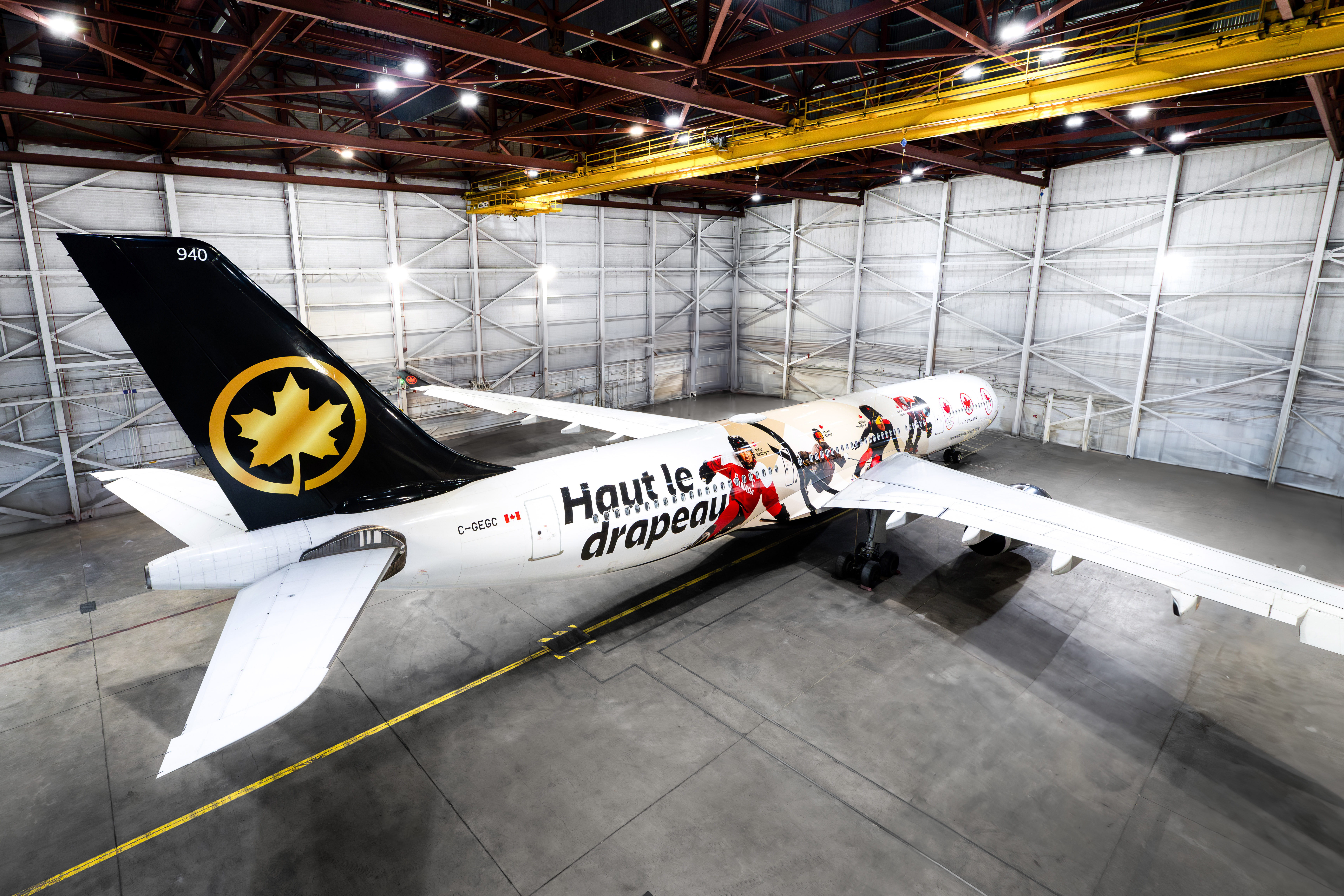 La livrée présente des images des athlètes ambassadeurs de l’Équipe Air Canada sur l’appareil 940, un A330 d’Airbus