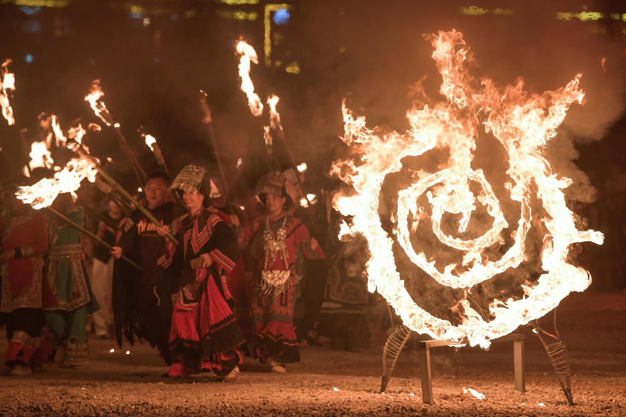 Bijie: Where Highland Chill Meets Carnival Blaze: On the evening of July 24, 2026, the grand carnival themed "Natural Cool, Blazing Hi - Tour Bijie with the Torch" kicked off at the Axilixi Square in Hezhang County, Bijie City.