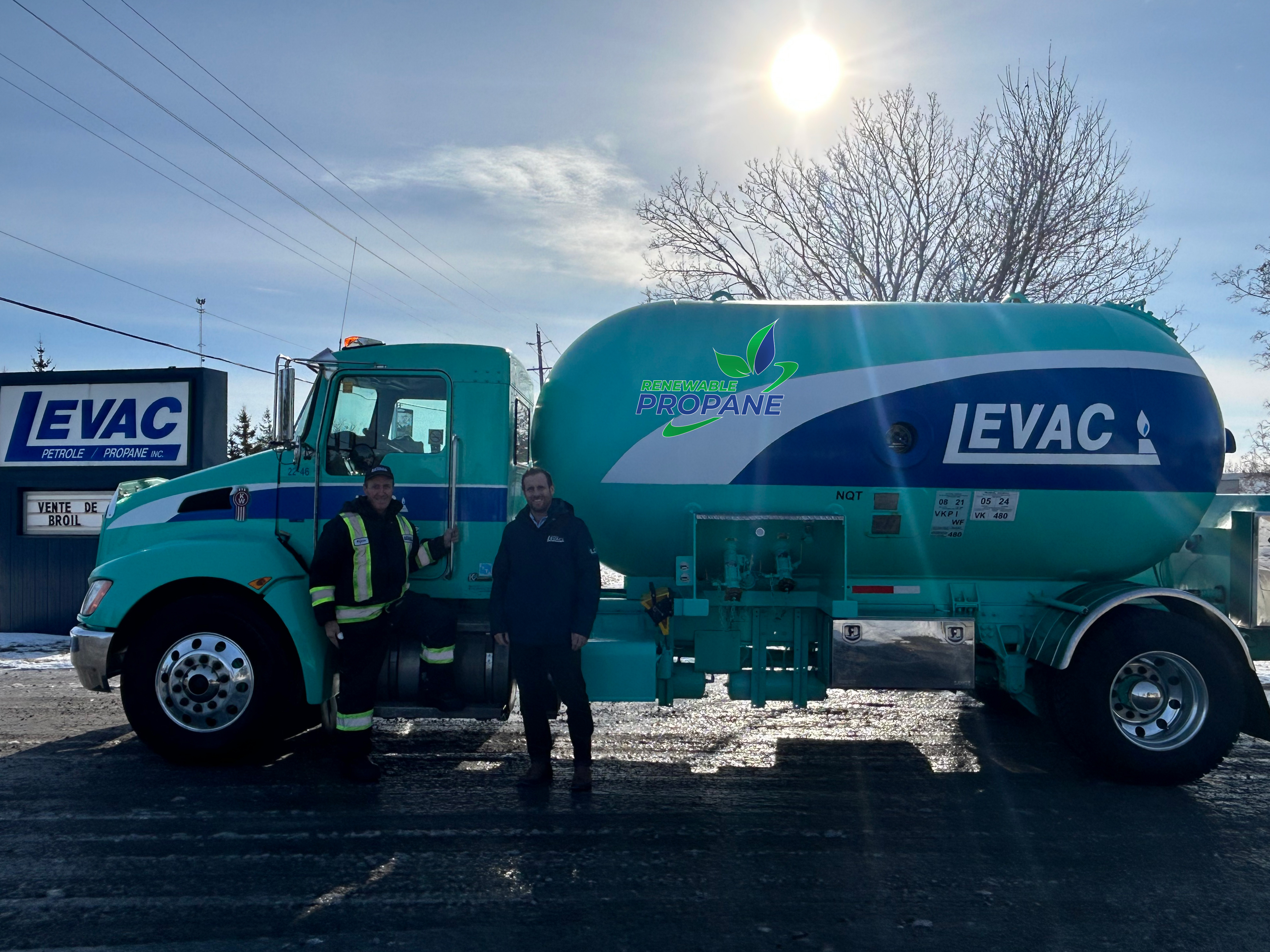 Le président Christian Levac et le chauffeur pionnier de Propane Levac, Réjean Bergevin, posent devant le camion arborant le logo du propane renouvela