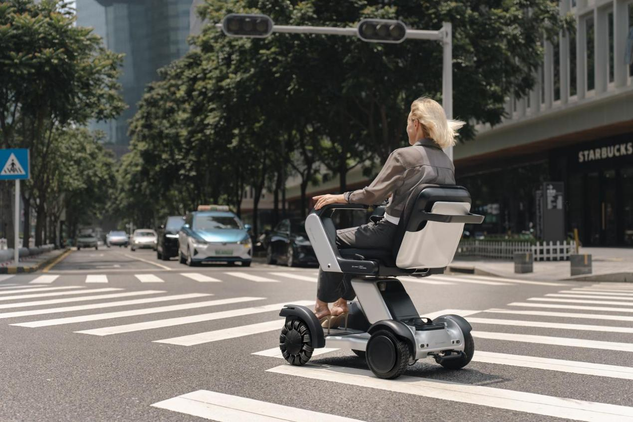 A rider uses the Mate X in the city. Photo: Xcanbot