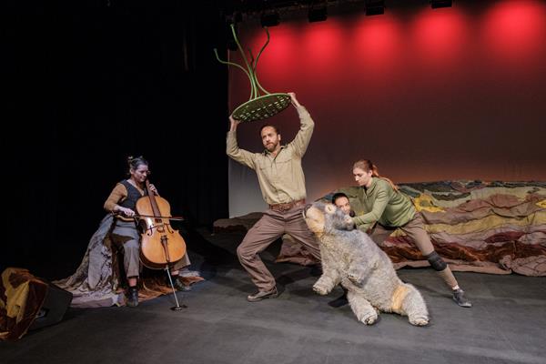 2019-2020 Children's Theater Series (Pittsburgh, PA) presents Monkey Baa Theatre Company (Sydney Australia), Diary of a Wombat.  Photo by Robert Catto.  