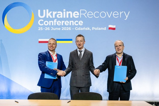 Left to right: Oleksii Semeniuk, Chairman of the National Securities and Stock Market Commission of Ukraine; Oleksii Sobolev, Minister of Economy of Ukraine; Oleksandr Komarov, President of Kyivstar Group. 