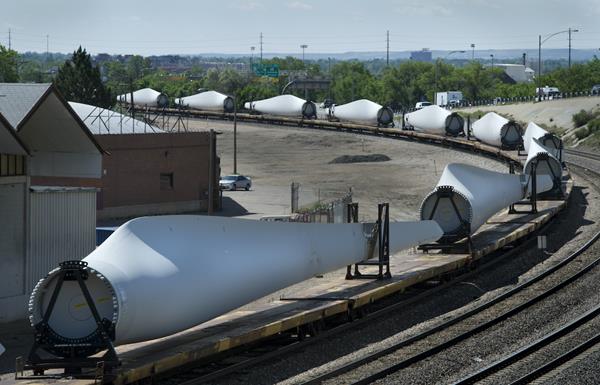 NREL Pinpoints Method for Moving Larger Wind Turbine Blades Across Country