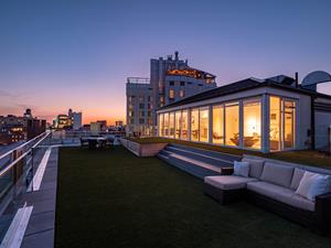 The 1526-square-foot roof deck boasts stunning views of lower Manhattan and the Hudson River.