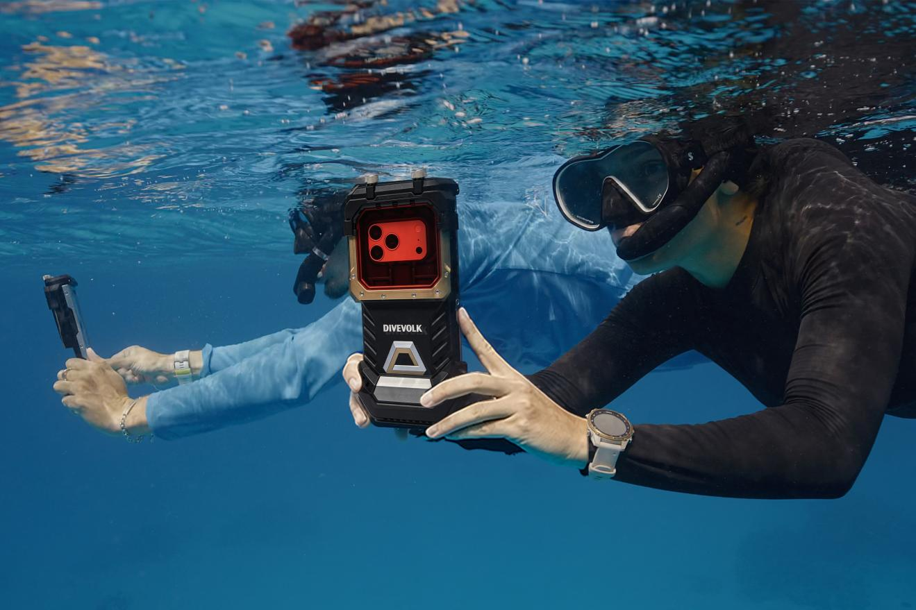 Two snorkellers using DIVEVOLK SeaTouch 6 Pro full-touchscreen underwater housing near the water surface