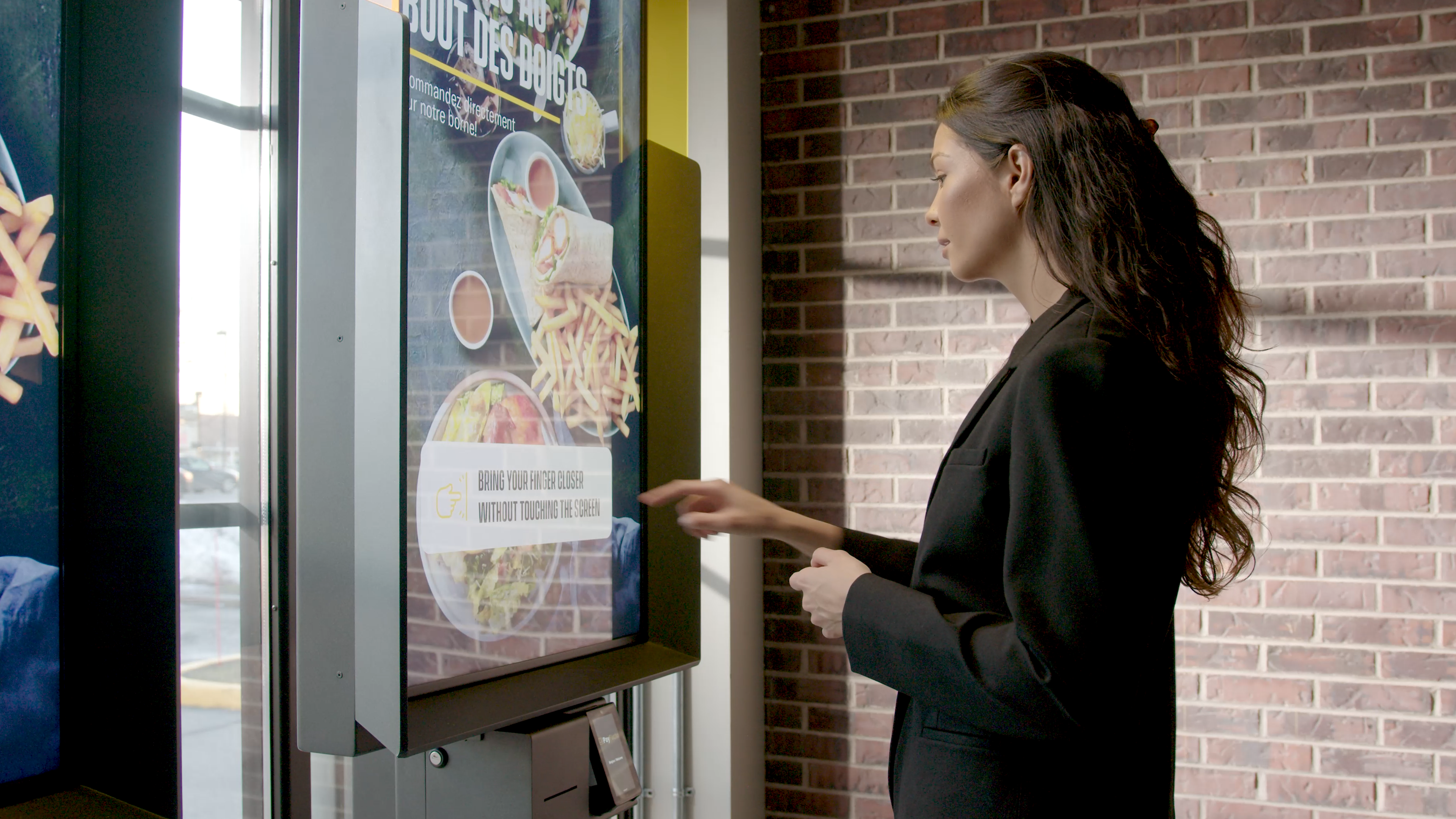 Samsung Electronics Canada et iNUI Studio lance le l’AIRxTOUCH® KIOSK Série 3