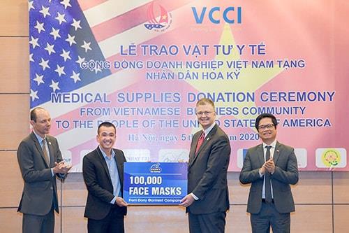 DONY GARMENT company donated 100,000 antibacterial reusable masks worth more than VND 10.5 billion to the people of the USA