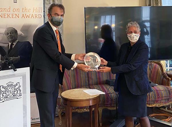 Ambassador André Haspels presents Michelle Browdy of IBM with the 2020 Holland on the Hill Heineken Award.