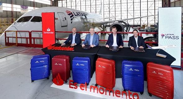 Photo caption (from left to right): Cristian Ortiz, CEO of LATAM Pass; Roberto Alvo, CEO of the LATAM Group; Andrés Trautmann, CEO of Banco Santander Chile; and Ángel García, Payments Manager. 