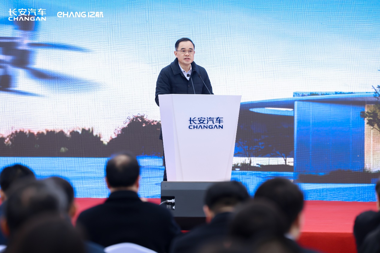 Huarong Zhu, Chairman of Changan Automobile, speaking at the strategic cooperation signing ceremony 