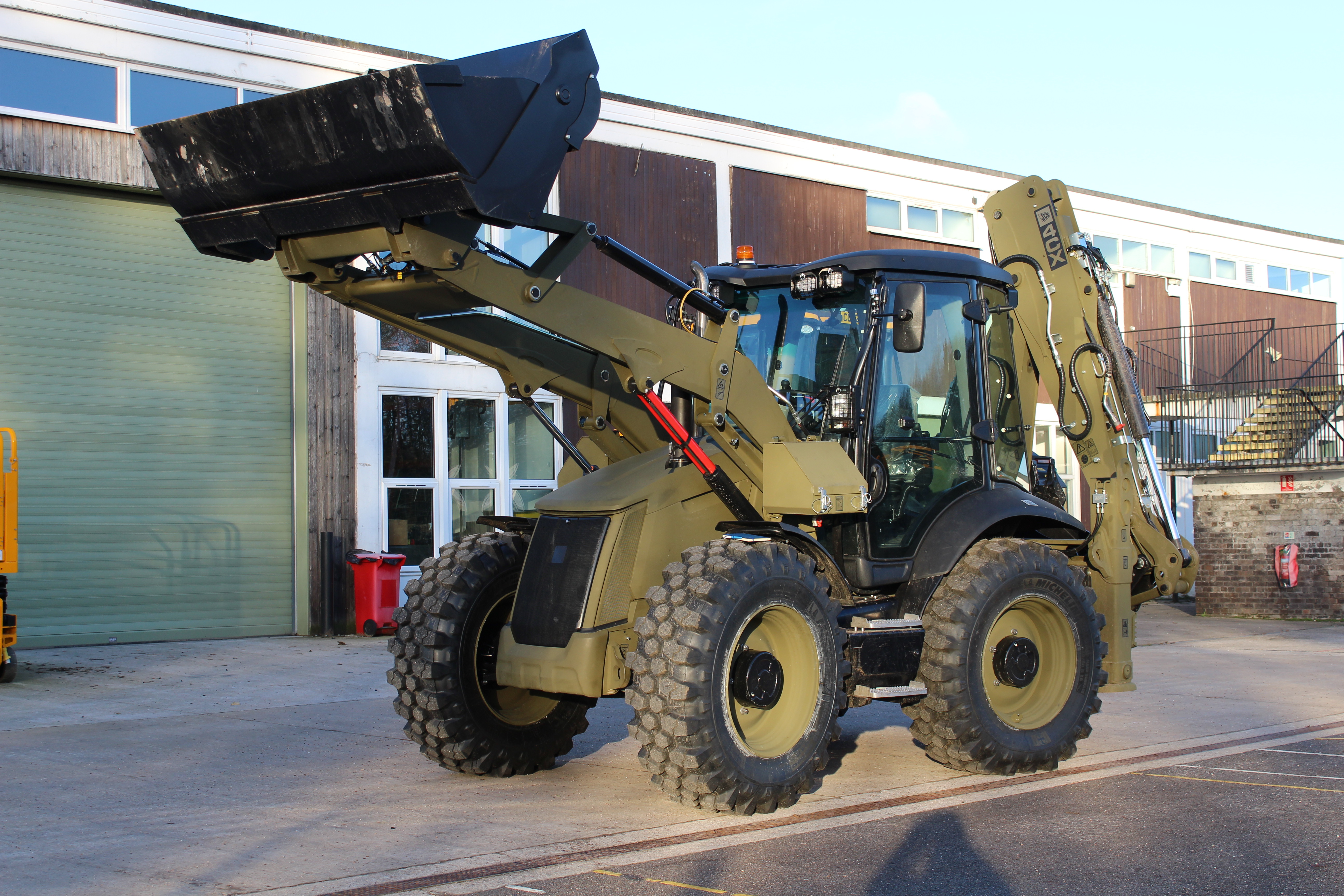 Selected by the USMC for their side-shift capability, three-steer maneuverability, and durable, field-ready performance, the 4CX models will support a range of military engineering missions.