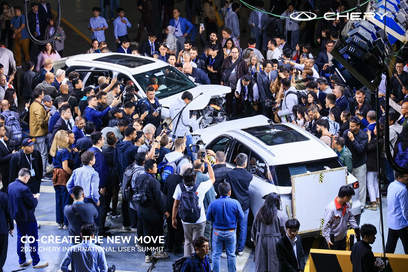 Media and users from around the world gather around post-collision TIGGO9 