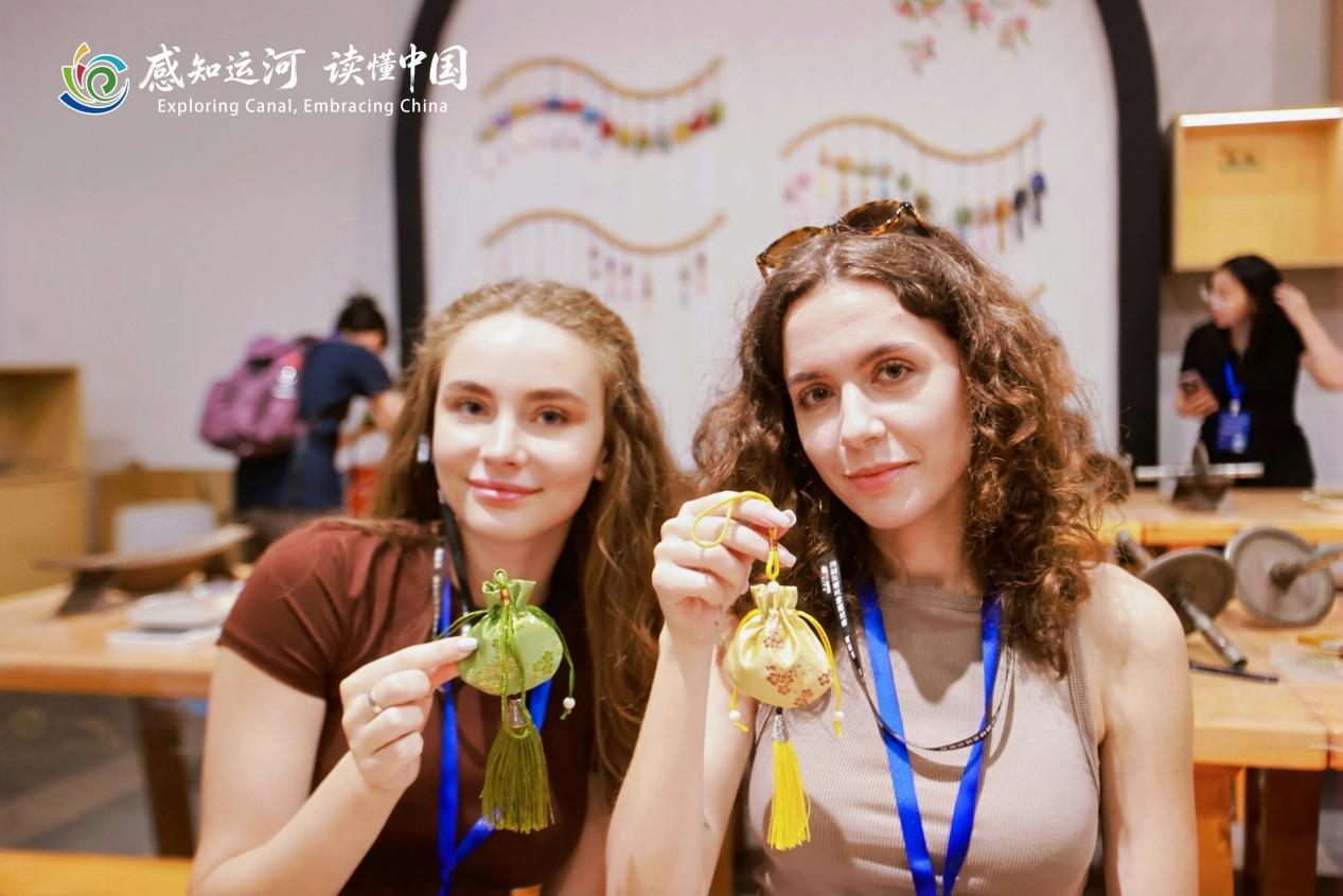 international guests participating in the event made traditional Chinese herbal sachets