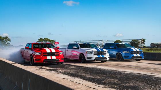 شاحنة هينيسي ماموث 400 رام الرياضية تحتفل بنهائي هيمي V8